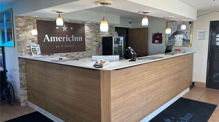 AmericInn Mosinee Central Wisconsin Airport Lobby