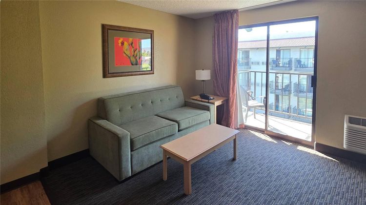 Oxnard Inn Lancaster Suite