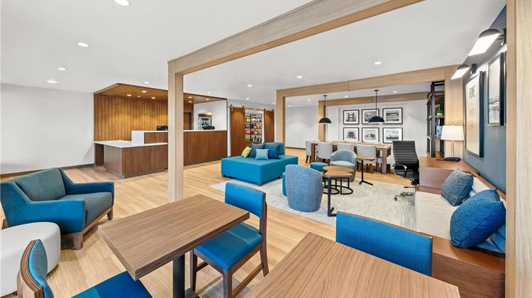 EverHome Suites Waco Lobby