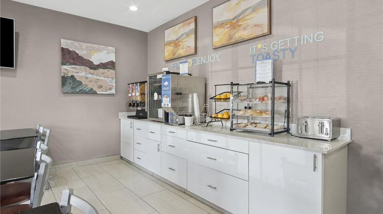 <b>Sonesta Essential Hotels Blue Springs Restaurant</b>. Images powered by <a href="https://iceportal.shijigroup.com/" title="IcePortal" target="_blank">IcePortal</a>.