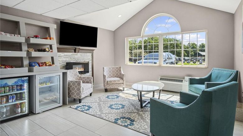 <b>Sonesta Essential Hotels Blue Springs Lobby</b>. Images powered by <a href="https://iceportal.shijigroup.com/" title="IcePortal" target="_blank">IcePortal</a>.