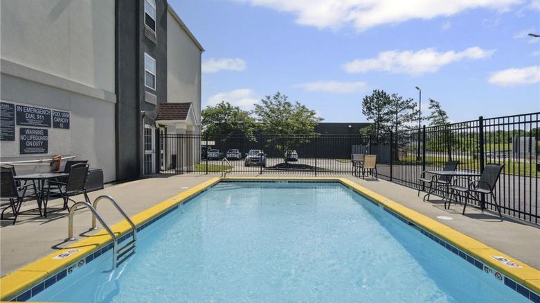 <b>Sonesta Essential Hotels Blue Springs Pool</b>. Images powered by <a href="https://iceportal.shijigroup.com/" title="IcePortal" target="_blank">IcePortal</a>.
