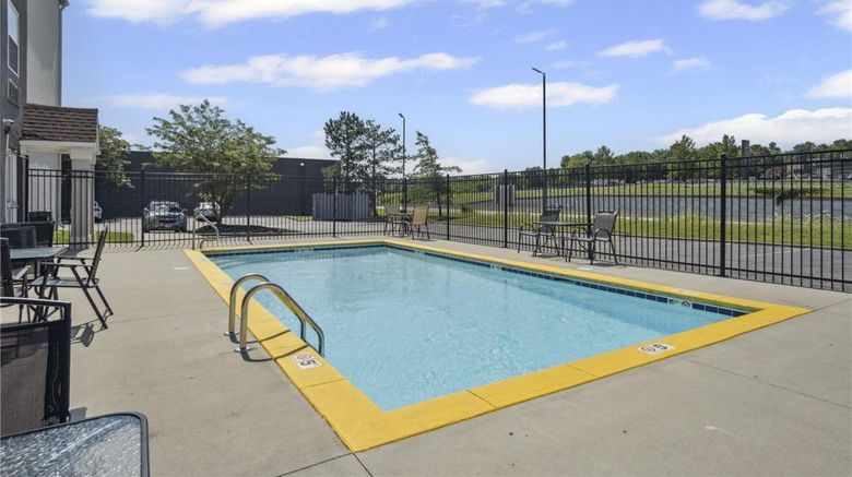 <b>Sonesta Essential Hotels Blue Springs Pool</b>. Images powered by <a href="https://iceportal.shijigroup.com/" title="IcePortal" target="_blank">IcePortal</a>.