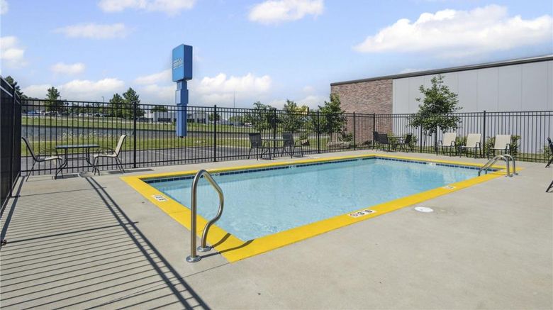 <b>Sonesta Essential Hotels Blue Springs Pool</b>. Images powered by <a href="https://iceportal.shijigroup.com/" title="IcePortal" target="_blank">IcePortal</a>.