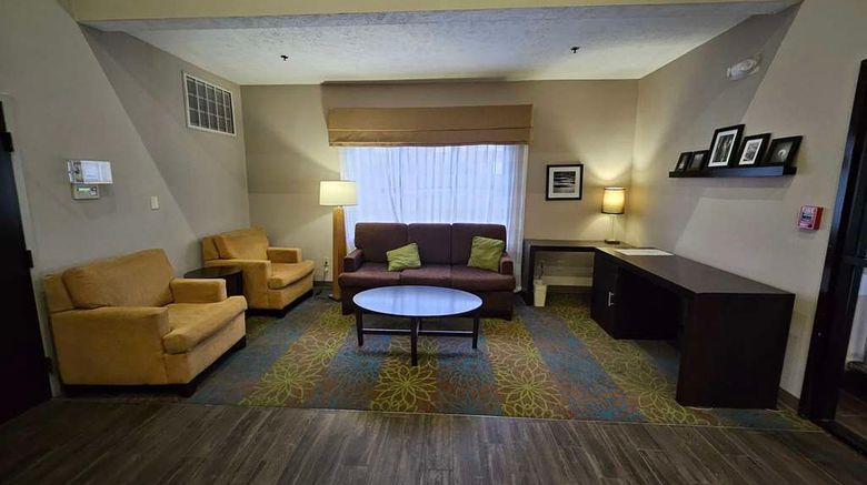 <b>SureStay by Best Western Summerville Lobby</b>. Images powered by <a href="https://iceportal.shijigroup.com/" title="IcePortal" target="_blank">IcePortal</a>.