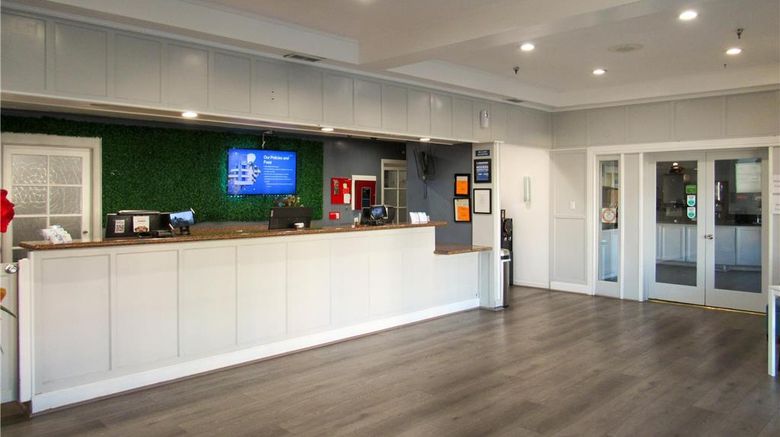 <b>Capri Suites Anaheim Lobby</b>. Images powered by <a href="https://iceportal.shijigroup.com/" title="IcePortal" target="_blank">IcePortal</a>.