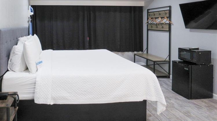 Capri Suites Anaheim Room