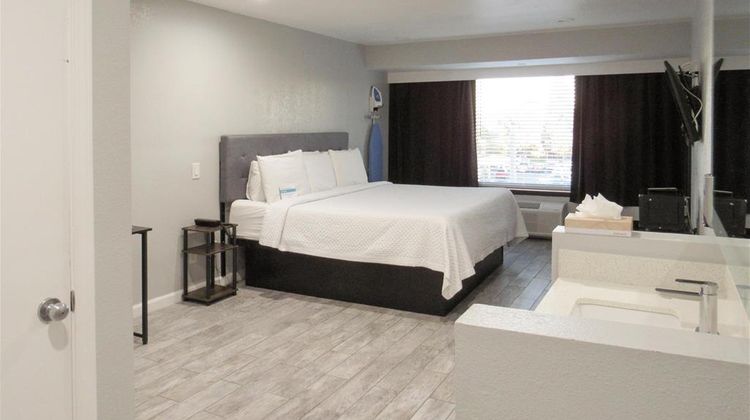 Capri Suites Anaheim Room