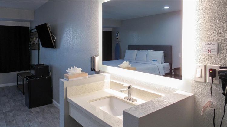 Capri Suites Anaheim Room