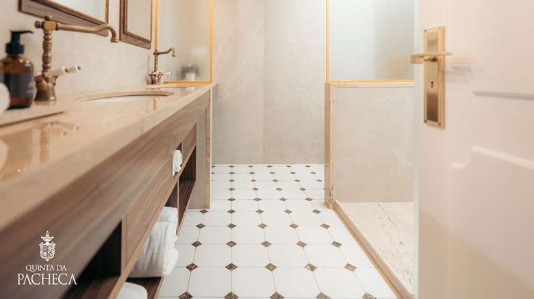 <b>The Wine House Hotel Quinta da Pacheca Suite</b>. Images powered by <a href="https://iceportal.shijigroup.com/" title="IcePortal" target="_blank">IcePortal</a>.