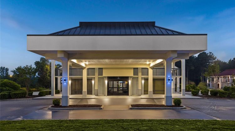 Baymont by Wyndham Fayetteville Exterior