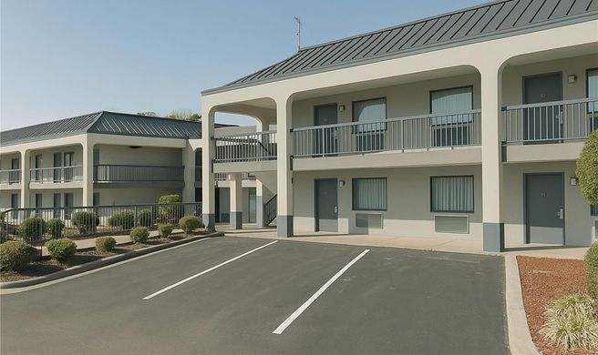 Baymont by Wyndham Fayetteville Exterior