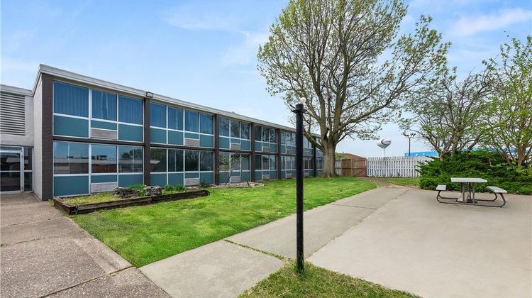 Suburban Studios Fairborn - Dayton Exterior