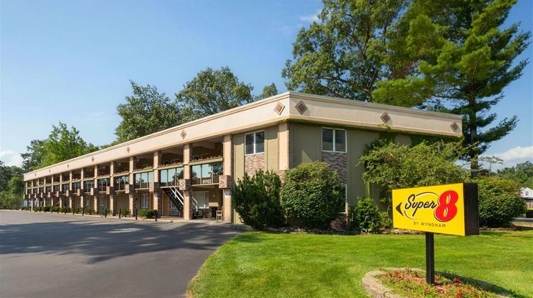 Super 8 by Wyndham Traverse City Exterior