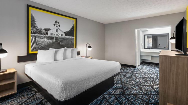 Super 8 by Wyndham Traverse City Room