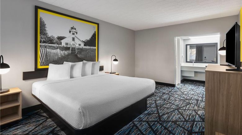 <b>Super 8 by Wyndham Traverse City Room</b>. Images powered by <a href="https://iceportal.shijigroup.com/" title="IcePortal" target="_blank">IcePortal</a>.