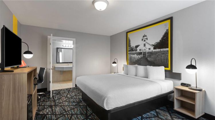 Super 8 by Wyndham Traverse City Room