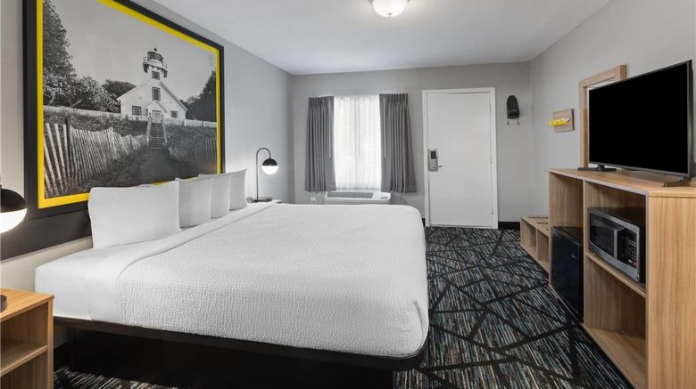 <b>Super 8 by Wyndham Traverse City Room</b>. Images powered by <a href="https://iceportal.shijigroup.com/" title="IcePortal" target="_blank">IcePortal</a>.