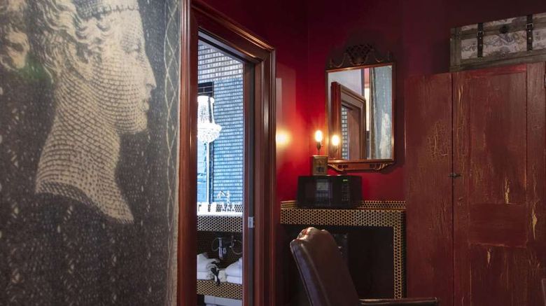 <b>The Roxbury Room</b>. Images powered by <a href="https://iceportal.shijigroup.com/" title="IcePortal" target="_blank">IcePortal</a>.