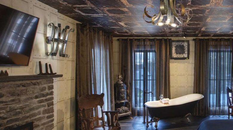 <b>The Roxbury Room</b>. Images powered by <a href="https://iceportal.shijigroup.com/" title="IcePortal" target="_blank">IcePortal</a>.