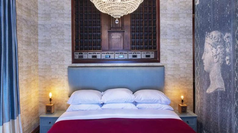 <b>The Roxbury Room</b>. Images powered by <a href="https://iceportal.shijigroup.com/" title="IcePortal" target="_blank">IcePortal</a>.