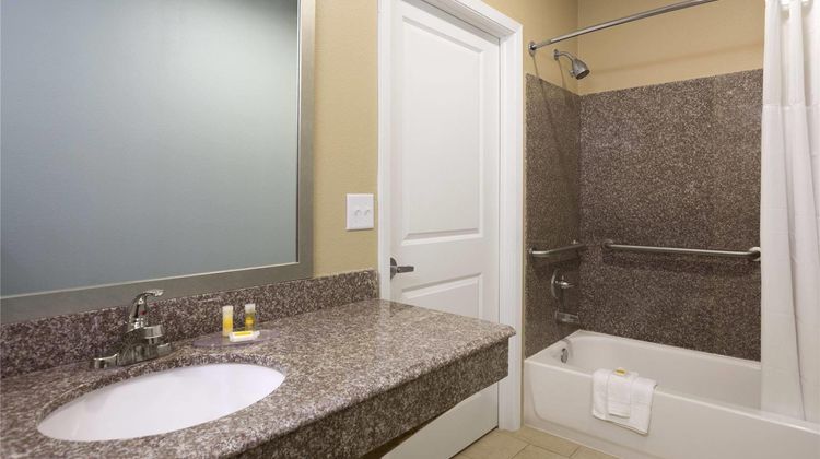 Days Inn & Suites Gonzales Room