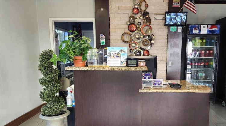 Days Inn & Suites Gonzales Lobby