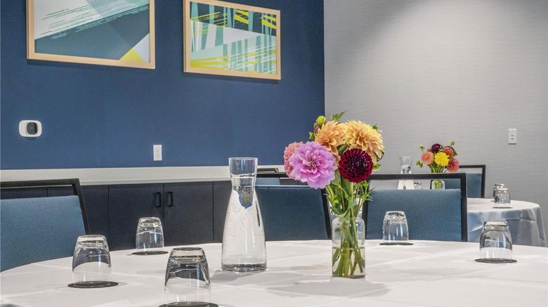 <b>Spark by Hilton Madison Meeting</b>. Images powered by <a href="https://iceportal.shijigroup.com/" title="IcePortal" target="_blank">IcePortal</a>.