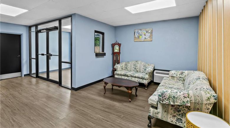 <b>Econo Lodge Elberton Lobby</b>. Images powered by <a href="https://iceportal.shijigroup.com/" title="IcePortal" target="_blank">IcePortal</a>.