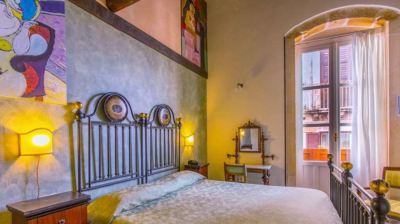 <b>Henry's House Hotel Room</b>. Images powered by <a href="https://iceportal.shijigroup.com/" title="IcePortal" target="_blank">IcePortal</a>.
