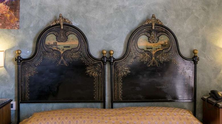 <b>Henry's House Hotel Room</b>. Images powered by <a href="https://iceportal.shijigroup.com/" title="IcePortal" target="_blank">IcePortal</a>.