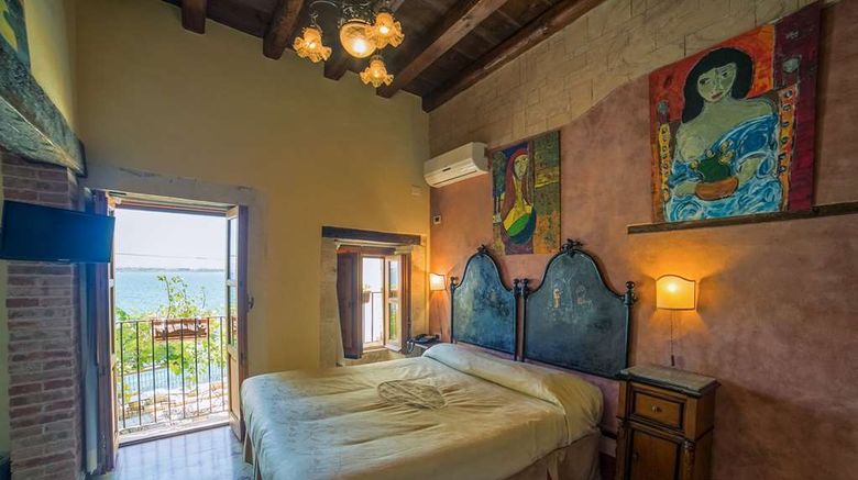 <b>Henry's House Hotel Room</b>. Images powered by <a href="https://iceportal.shijigroup.com/" title="IcePortal" target="_blank">IcePortal</a>.