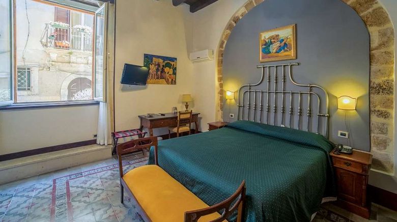 <b>Henry's House Hotel Room</b>. Images powered by <a href="https://iceportal.shijigroup.com/" title="IcePortal" target="_blank">IcePortal</a>.