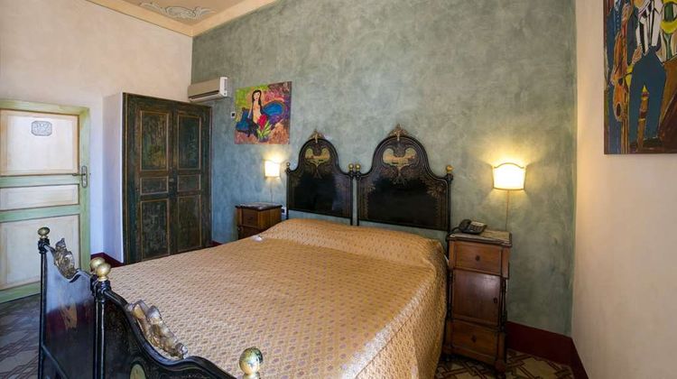 Henry's House Hotel Room
