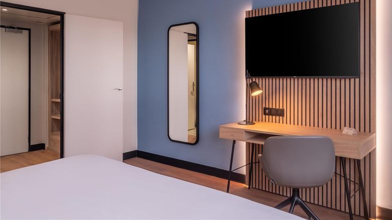 <b>Radisson Hotel Paris Le Bourget Room</b>. Images powered by <a href="https://iceportal.shijigroup.com/" title="IcePortal" target="_blank">IcePortal</a>.
