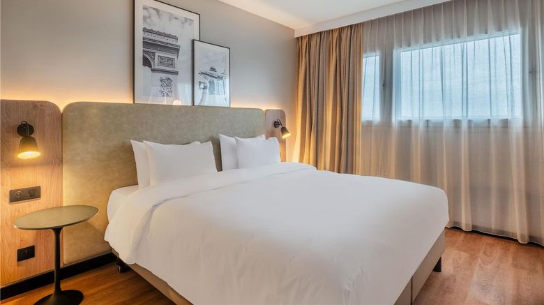 <b>Radisson Hotel Paris Le Bourget Room</b>. Images powered by <a href="https://iceportal.shijigroup.com/" title="IcePortal" target="_blank">IcePortal</a>.