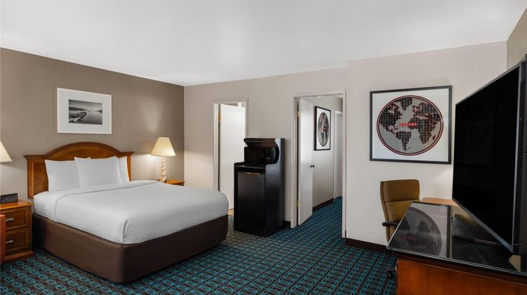 Ramada Bayside Inn & Suites Eureka Suite