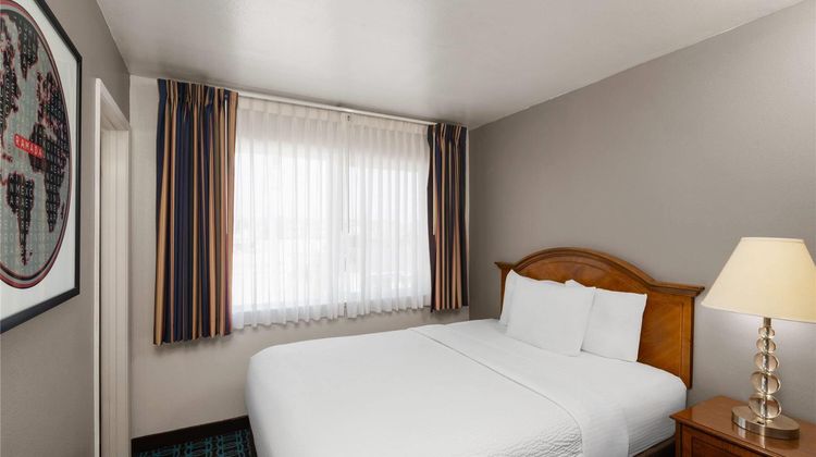 Ramada Bayside Inn & Suites Eureka Suite