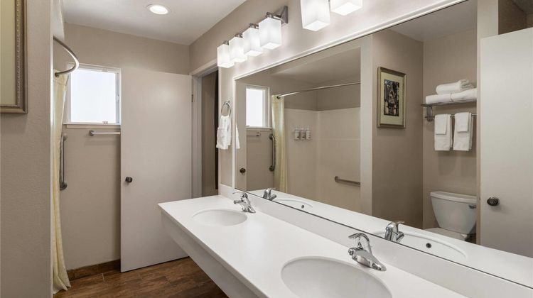 Ramada Bayside Inn & Suites Eureka Suite
