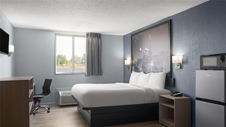 <b>Super 8 by Wyndham Fort Wayne Room</b>. Images powered by <a href="https://iceportal.shijigroup.com/" title="IcePortal" target="_blank">IcePortal</a>.