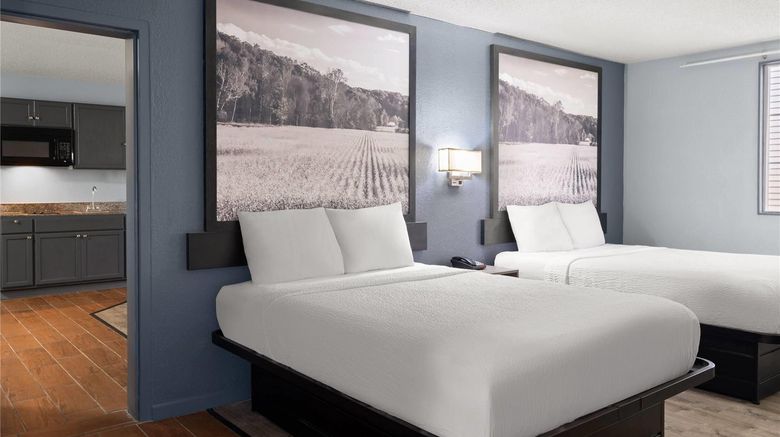 <b>Super 8 by Wyndham Fort Wayne Suite</b>. Images powered by <a href="https://iceportal.shijigroup.com/" title="IcePortal" target="_blank">IcePortal</a>.
