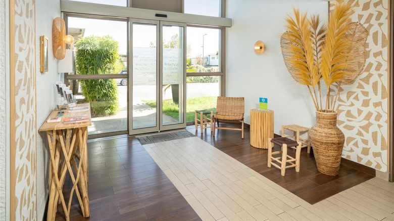 <b>Sure Hotel by Best Western Valence Nord Lobby</b>. Images powered by <a href="https://iceportal.shijigroup.com/" title="IcePortal" target="_blank">IcePortal</a>.