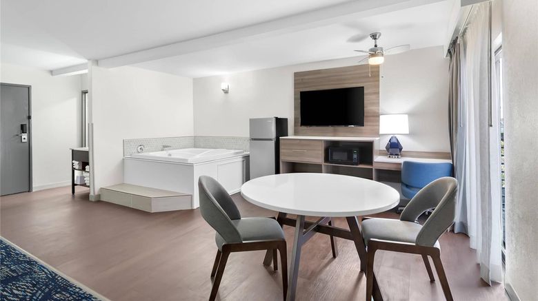 <b>Clarion Pointe Shreveport West Suite</b>. Images powered by <a href="https://iceportal.shijigroup.com/" title="IcePortal" target="_blank">IcePortal</a>.