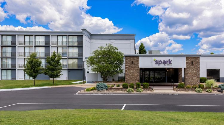 Spark by Hilton Akron Fairlawn Exterior