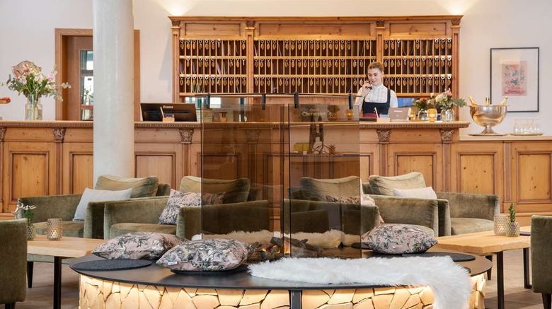 <b>Obermaier Hotel Lobby</b>. Images powered by <a href="https://iceportal.shijigroup.com/" title="IcePortal" target="_blank">IcePortal</a>.