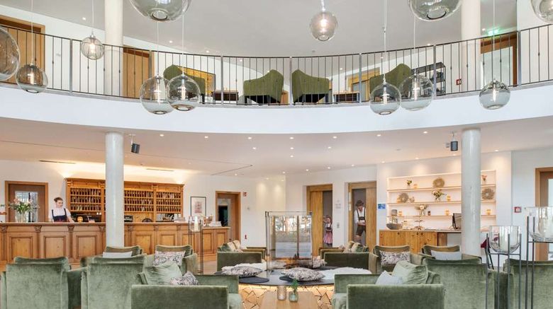 <b>Obermaier Hotel Lobby</b>. Images powered by <a href="https://iceportal.shijigroup.com/" title="IcePortal" target="_blank">IcePortal</a>.