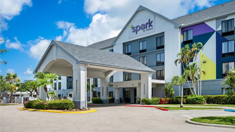 Spark by Hilton Fort Myers Exterior