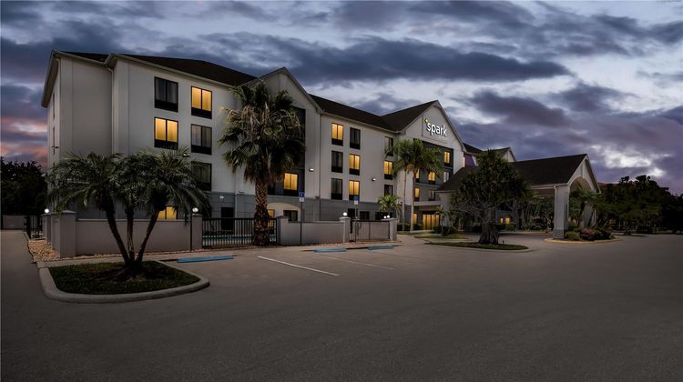 Spark by Hilton Fort Myers Exterior