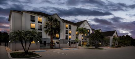 Spark by Hilton Fort Myers Exterior