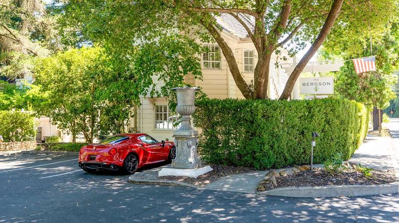 <b>The Bergson, BW Signature Collection Exterior</b>. Images powered by <a href="https://iceportal.shijigroup.com/" title="IcePortal" target="_blank">IcePortal</a>.